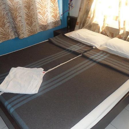 Hotel Abhishek Nászik Kültér fotó