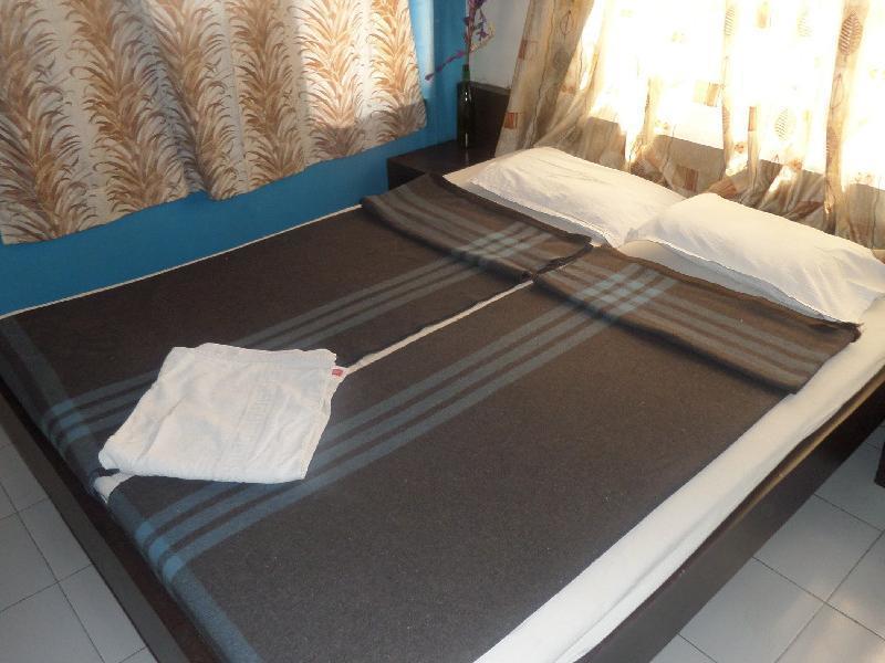 Hotel Abhishek Nászik Kültér fotó